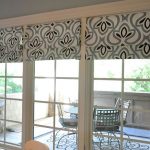 تجعيد الشعر الأصلي على الستائر الرومانية على النوافذ المطلة على الشرفة