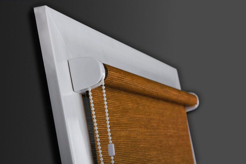 فتح الأسطوانة الأعمى على وشاح النافذة البلاستيكية