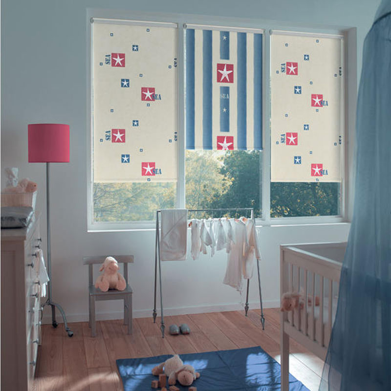 ستائر مفتوحة في الحضانة لصبي صغير