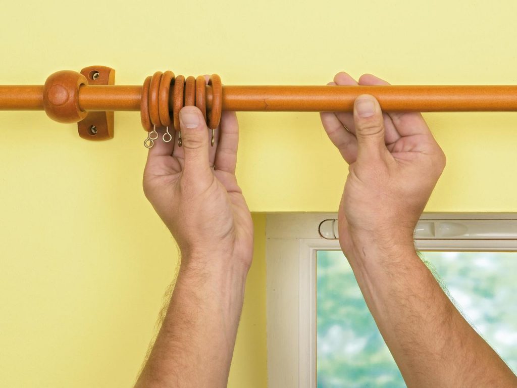 تثبيت كورنيش أنبوبي للستائر الكلاسيكية