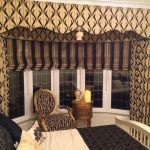 الستائر الرومانية مخططة لنافذة الخليج