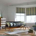 ستائر مخططة رومانية في غرفة المعيشة مع نوافذ كبيرة