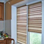 الستائر الدوارة مخططة لنافذة المطبخ