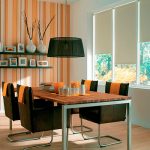 ستائر بسيطة توالت في غرفة الطعام الصارمة