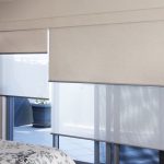 الستائر الدوارة مزدوجة على نافذة كبيرة