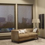 ستائر شفافة على النوافذ خلف الأريكة