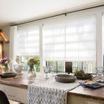 الجدول القديم مع سطح خشبي