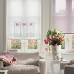 إناء مع الزهور الطازجة في غرفة المعيشة الداخلية