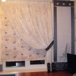 تول أبيض مع درابزين على نافذة المطبخ