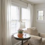 طاولة خشبية مستديرة صغيرة