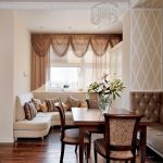 Lambrequin من تول على نافذة المطبخ