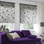 أريكة أرجواني في غرفة المعيشة