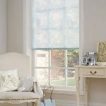 ستارة خفيفة على نافذة خشبية