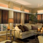 الوسائد الزخرفية على أريكة الزاوية