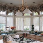 منطقة عمل المطبخ أمام نوافذ المنزل الريفي