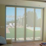 الستائر ماتي على نافذة كبيرة