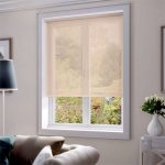 شفافة rolshtora على نافذة بلاستيكية