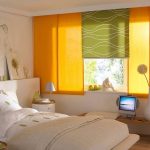 الستائر الصفراء في غرفة النوم الداخلية