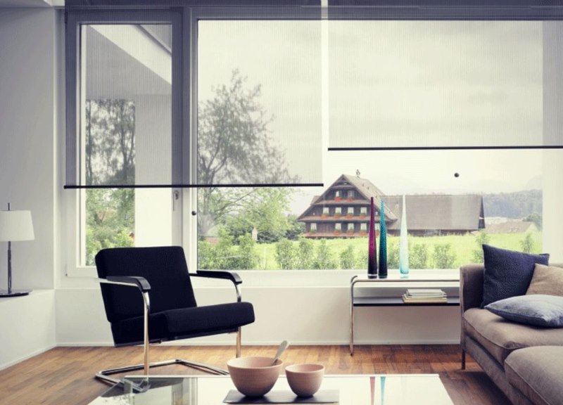 الستائر الدوارة الشفافة على نافذة غرفة المعيشة الكبيرة