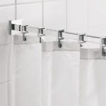 فاصل في الحمام مع قسم مربع