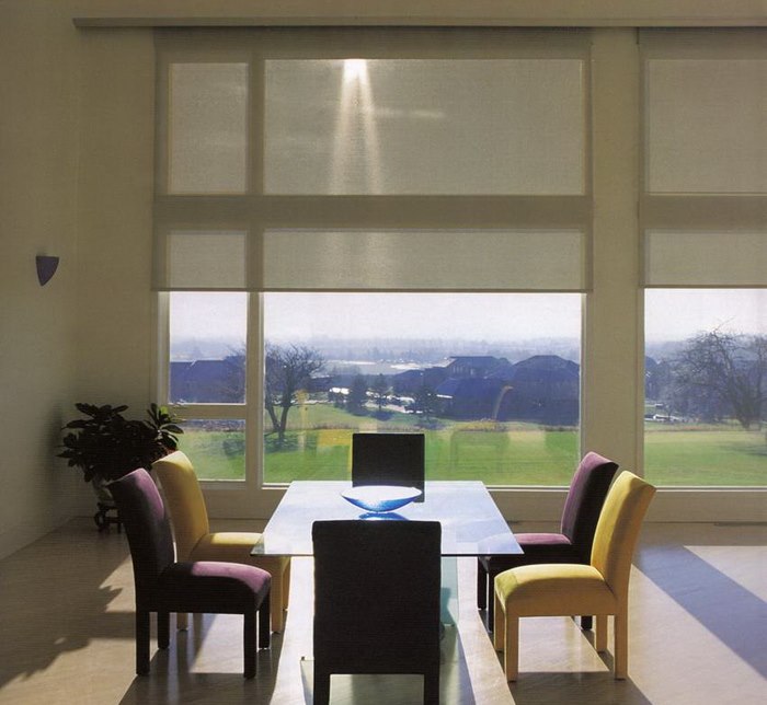 ستائر من مواد شفافة على نافذة غرفة المعيشة البانورامية