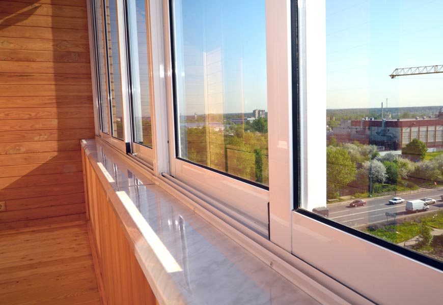 انزلاق النوافذ البلاستيكية على شرفة مجهزة