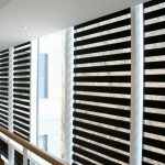 مجموعة متنوعة من الستائر ليلا ونوافذ ضخمة.