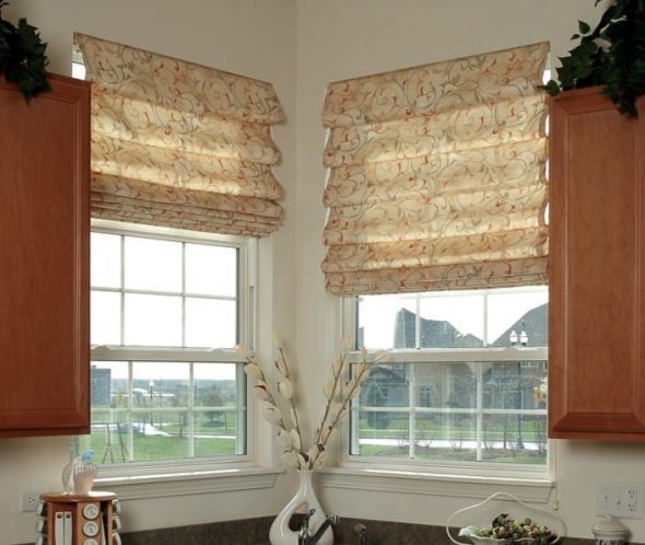 ستائر رومانية في المطبخ بأيديهم