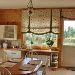 ستائر رومانية مع أقواس لنافذة المطبخ والباب