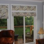 ستائر رومانية مع أزهار منقوشة لغرفة المعيشة