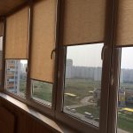 بكرات من النسيج الطبيعي على الشرفة المزجج