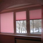 الستائر مطوي الوردي على الشرفة في شقة من ثلاث غرف