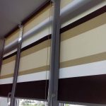 مصاريع مخططة على النوافذ البلاستيكية