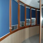 مصاريع زرقاء على نوافذ لوجيا