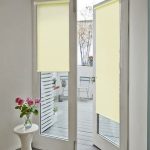 الستائر الدوارة على باب الشرفة