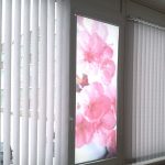 الستائر الرأسية على نافذة الشرفة