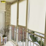 مصاريع مشرقة على النوافذ البانورامية للشرفة