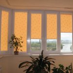 ستائر معتمة على الشرفة على الجانب المشمس من المنزل