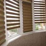 ستائر حمار وحشي على نوافذ الشرفة