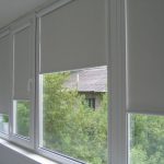 الستائر الدوارة على نافذة الشرفة