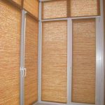 الستائر البني من المواد الكثيفة