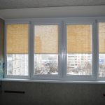 مصاريع شفافة على نافذة الشرفة