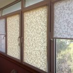 زخرفة الأزهار على الستائر القماشية