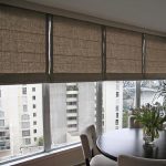 ستائر رومانية على نافذة لوجيا كبيرة