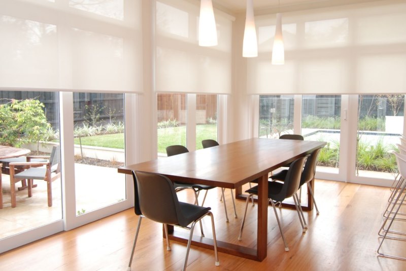 مصاريع بيضاء من القماش الشفاف على نوافذ الشرفة