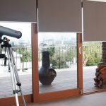 مصاريع رمادية على أبواب منزلقة