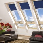 ستائر زرقاء على المناور