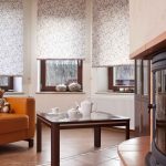 تصميم غرفة المعيشة مع موقد حقيقي