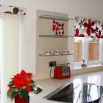 زهور كبيرة على ستائر المطبخ