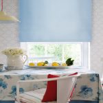 قماش زيتي ملون على طاولة الطعام